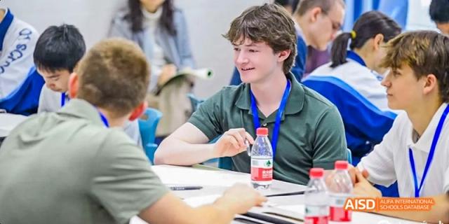 A male and a female student are seated at a table, working on a project at Beijing 101 Middle School.