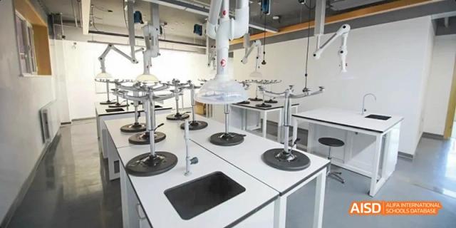 A photo showing an empty lab, at Beijing Enlighten School.