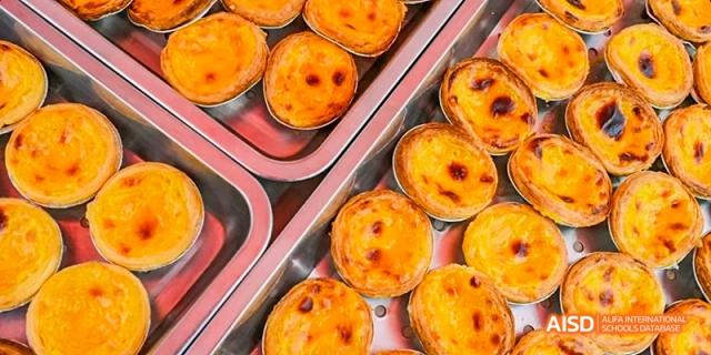 A tray of baked egg tarts at Dipont KCS Chengdu.