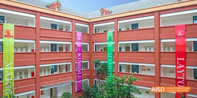 The school building with a banner that says "Kingsbury" at Dipont KCS Chengdu.