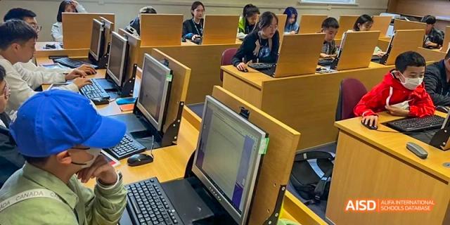 Ealing International School students are working on computers in a computer lab.