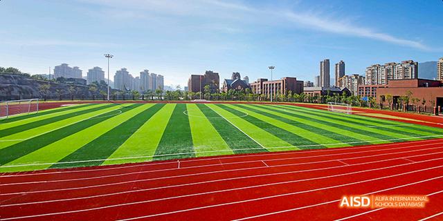 An aerial view of a red sports track and a green field on the campus of Fuzhou Concord College of Sino-Canada.