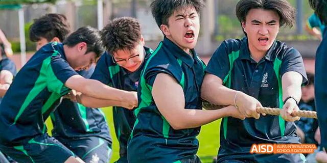A male student is making a face during a tug-of-war competition at Malvern College Chengdu.