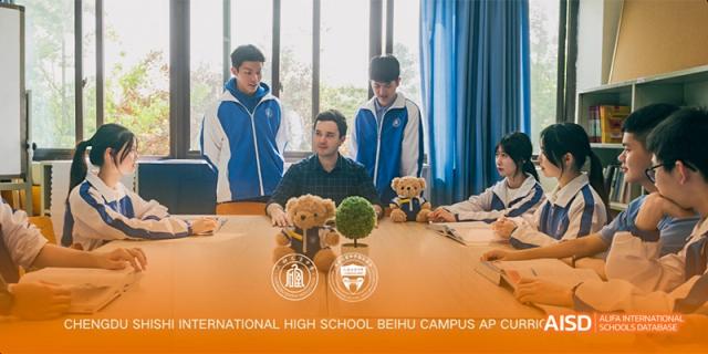 Chengdu Shishi High School Beihu Campus AP Curriculum teacher and students pose for a group photo with teddy bears.