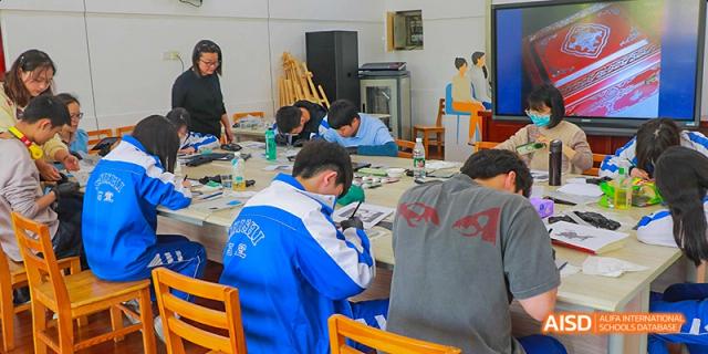 Chengdu Shishi High School Beihu Campus AP Curriculum students studying and working on a project in a classroom.