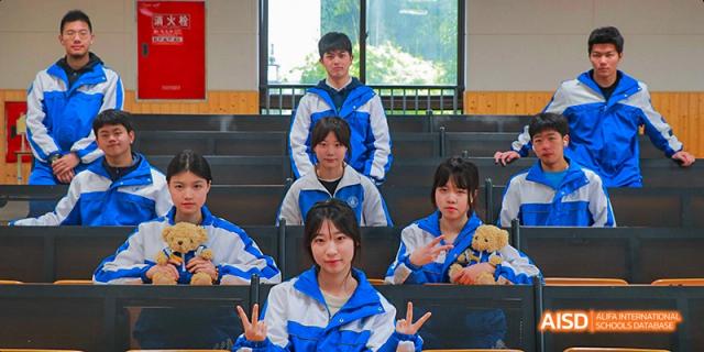 A group of Chengdu Shishi High School Beihu Campus AP Curriculum students pose for a picture.
