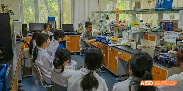Chengdu Shishi High School Beihu Campus AP Curriculum students in a science lab during a class.