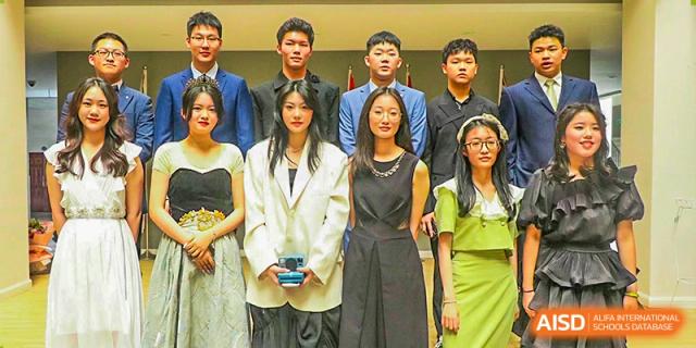 Chengdu Shishi High School Beihu Campus AP Curriculum students and faculty pose for a formal group photo.