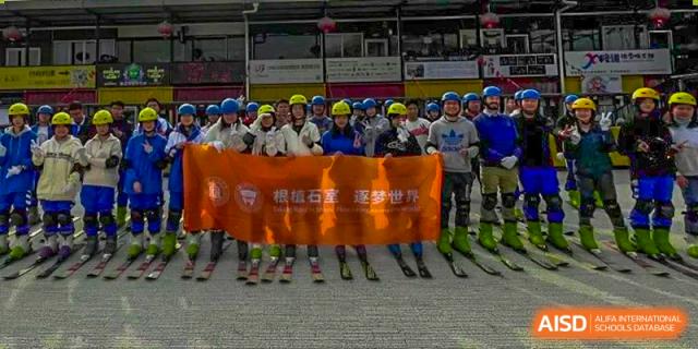 Chengdu Shishi High School Beihu Campus AP Curriculum students hold up a banner with Chinese characters.