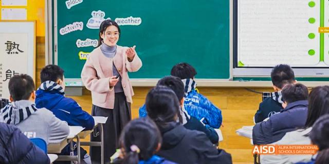 A teacher at Hangzhou World Foreign Language School is speaking to students in a classroom.