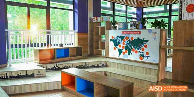 An empty bookshelf and a seating area with tables at Hangzhou World Foreign Language School.