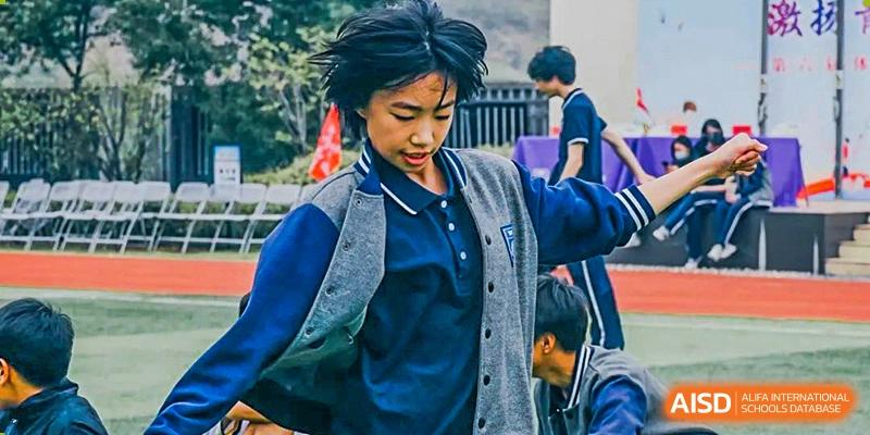 A female student from Hangzhou World Foreign Language School is walking with a backpack, looking down.