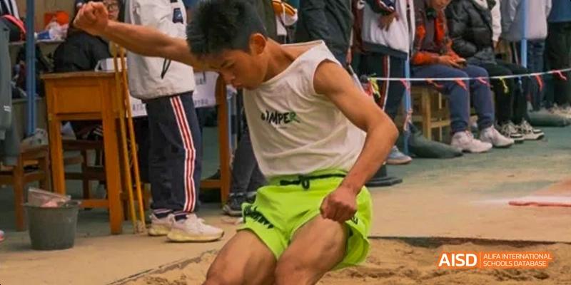A student from Kunming No.1 High School International Education runs in a race during a track and field event.