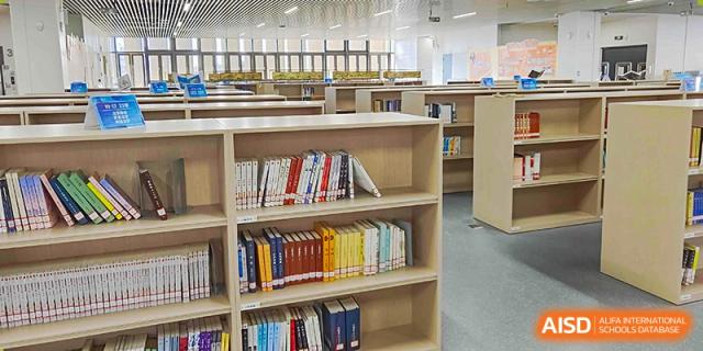 Interior view of the school library with tall bookshelves filled with books at Guangdong Experimental High School IFPAD & A-Level.