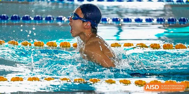 A student taking a breath while swimming freestyle during a competition at Guangdong Experimental High School IFPAD & A-Level.