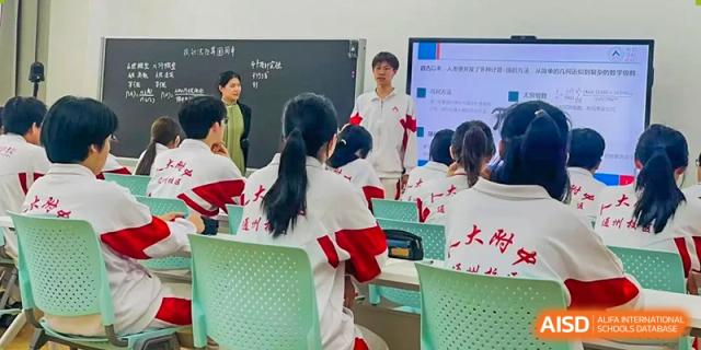 A female teacher from The High School Affiliated to Renmin University of China, Tongzhou Campus, presents in front of a class.