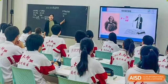 A teacher from The High School Affiliated to Renmin University of China, Tongzhou Campus, gives a lesson on a whiteboard.