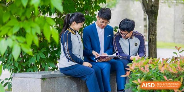A group of Tianfu school The Integrated and Innovative Curriculum students and a teacher reading books together.
