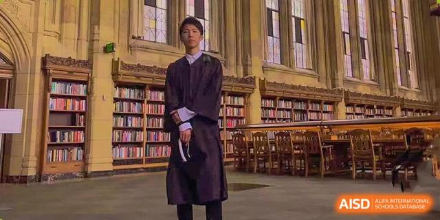 A person from Tianfu school The Integrated and Innovative Curriculum wearing a graduation gown in a library.