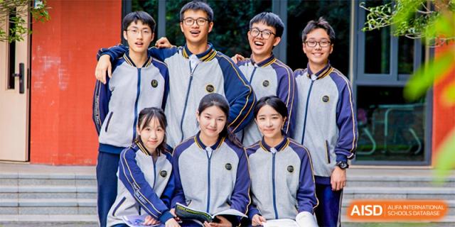 A group of smiling students from Tianfu school The Integrated and Innovative Curriculum posing for a photo.