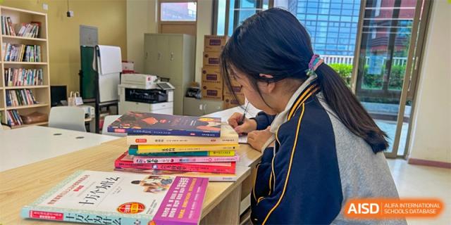 Students from Tianfu school The Integrated and Innovative Curriculum browsing books in a library.