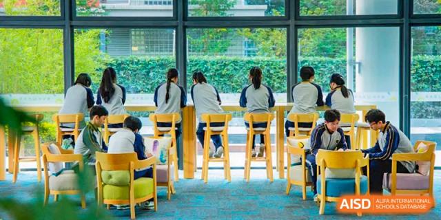 Students from Tianfu school The Integrated and Innovative Curriculum sitting at desks and studying.