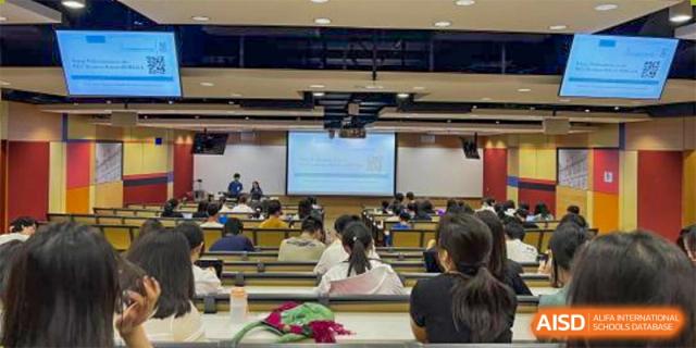 A classroom full of students from Tianfu school The Integrated and Innovative Curriculum listening to a lecture.