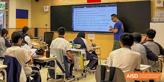 A Tianfu school The Integrated and Innovative Curriculum teacher giving a presentation to students in a classroom.