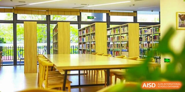 An empty library with bookshelves and tables at Tianfu school The Integrated and Innovative Curriculum.