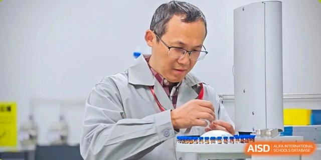 A Tianfu school The Integrated and Innovative Curriculum teacher working with beakers in a lab.