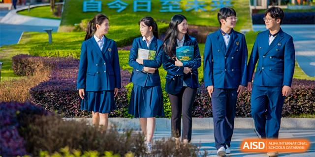 A group of students from Tianfu school The Integrated and Innovative Curriculum walking together outdoors.