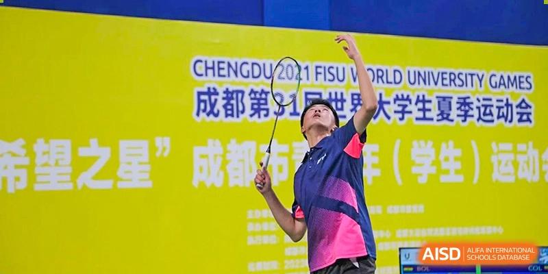 A student from Tianfu school The Integrated and Innovative Curriculum playing badminton in front of a sports banner.