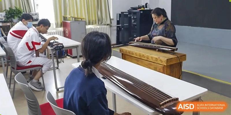 A student from Xishan School of The High School Affiliated to Renmin University of China playing a guzheng.