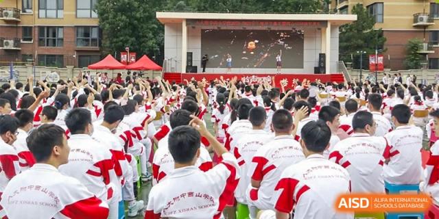 A large group of Xishan School of The High School Affiliated to Renmin University of China students gathered for an outdoor event.