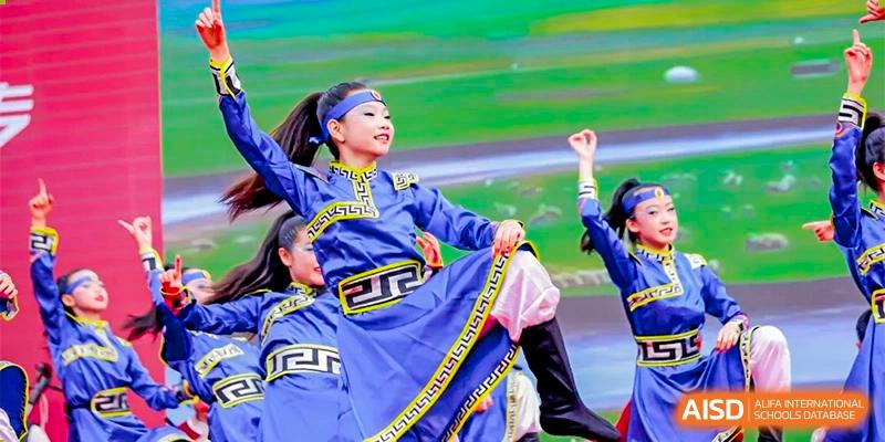 A student from Xishan School of The High School Affiliated to Renmin University of China performing a traditional dance on stage.
