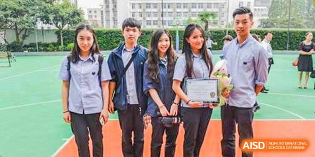 Students from Yew Wah International Education School Of Beijing Yizhuang Campus pose for a photo at their graduation ceremony.