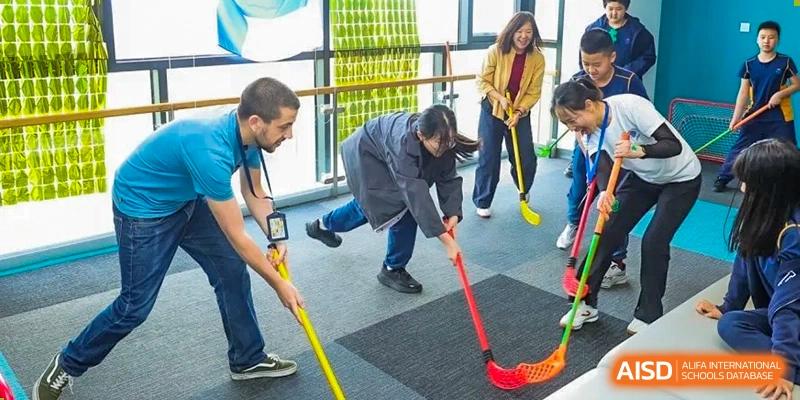 Students at Yew Wah International Education School Of Beijing Yizhuang Campus participate in a floorball activity.