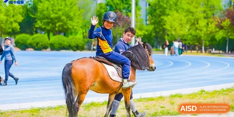 A student at Yew Wah International Education School Of Beijing Yizhuang Campus participates in an equestrian activity.