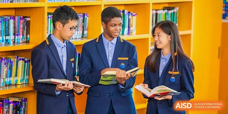 Yew Wah International Education School Of Beijing Yizhuang Campus students study together in the library.