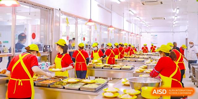 Students from Nanjing Dongshan Foreign Language School International Department are eating in a brightly lit cafeteria.