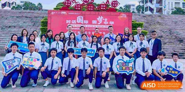Students from Nanning No.2 High School International Division are posing for a group photo.