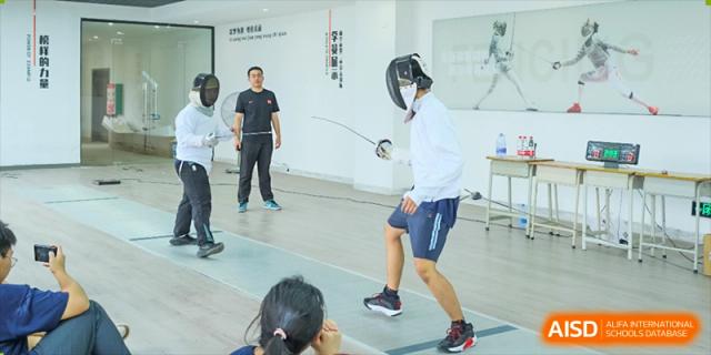 Students from Nanning No.2 High School International Division are practicing fencing outdoors.