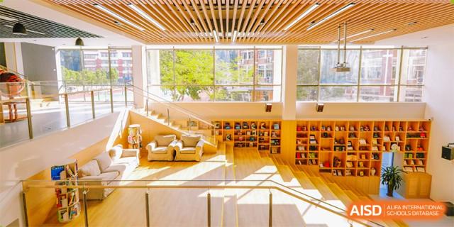 A bright and modern library at Guangdong Country Garden School with large windows and comfortable seating.