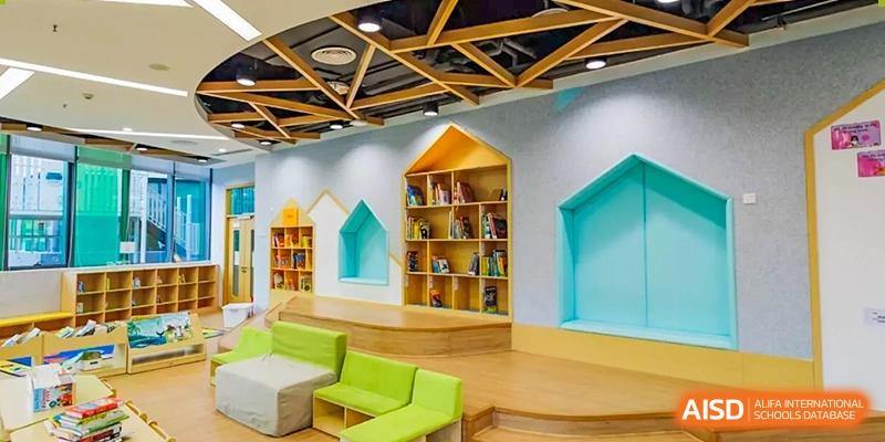 A cozy and modern library or reading nook with bright furniture and built-in bookshelves, SPGS International School Chengdu