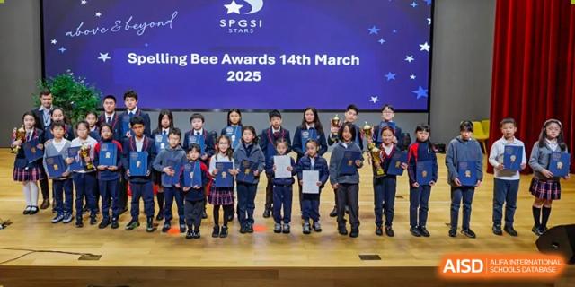 Students and teachers posing for a group photo at an awards ceremony, SPGS International School Chengdu