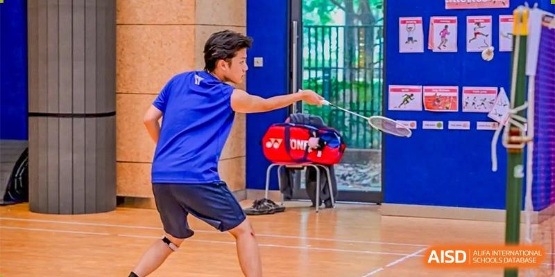 A student from Changwai Bilingual School playing badminton.