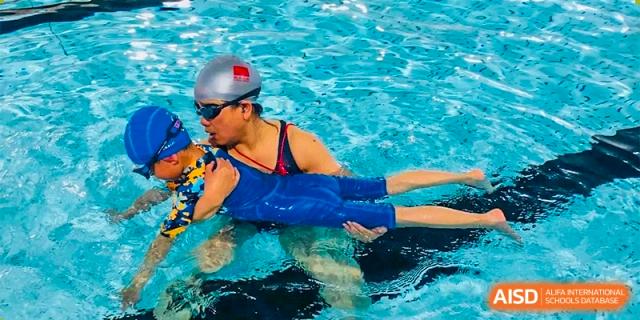 A student from Changwai Bilingual School swimming in an indoor pool.