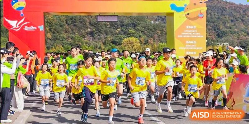 Students from Wahaha Bilingual School Hangzhou are participating in a marathon or race.