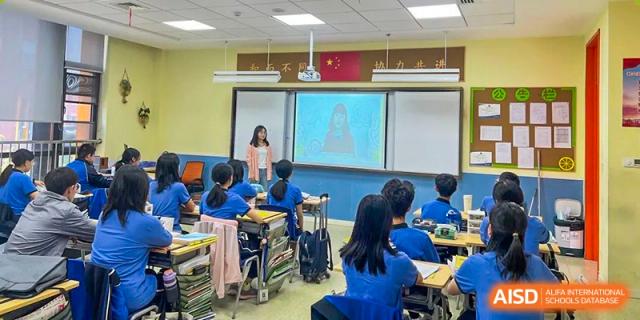 A teacher from Shanghai United International School Hefei Campus teaching a class.