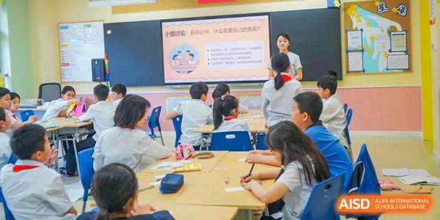 A teacher from Shanghai United International School Hefei Campus leading a class discussion.